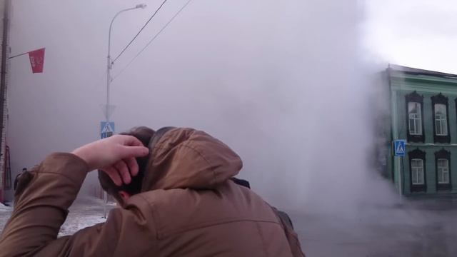 2015 02 16 В центре Тюмени заработал гейзер. Видео №1 смотреть онлайн
