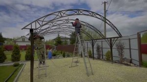 Краткий обзор процесса монтажа навеса для автомобилей с кровлей из поликарбоната