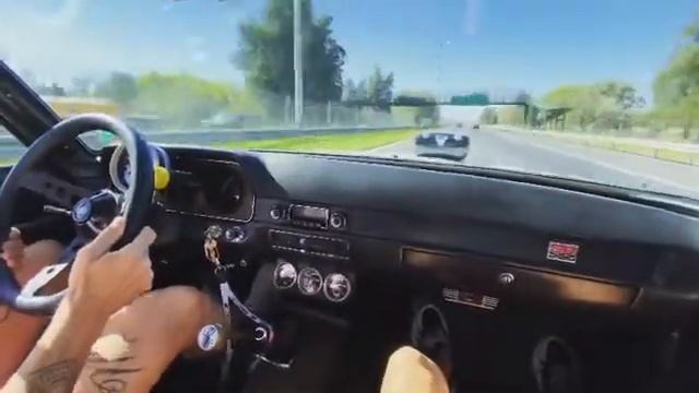 Ford Falcon acelerando en la autopista (ponete audriculares) смотреть онлайн