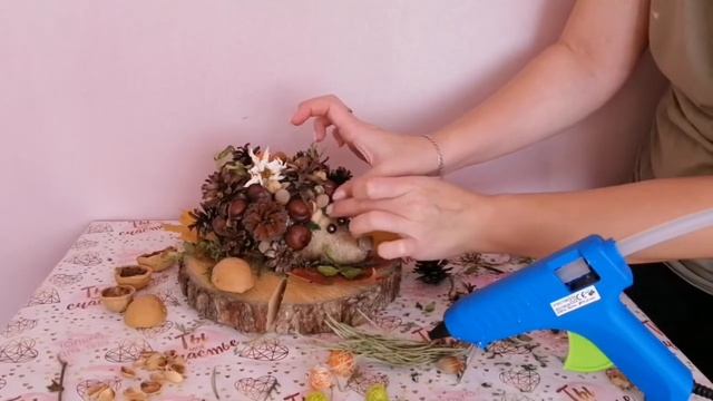 Поделки из природного материала // Ёжик из шишек и каштанов смотреть онлайн