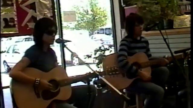 Tegan and Sara at CD World (July 12, 2003) смотреть онлайн