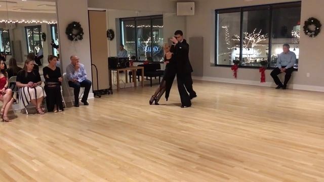 Argentine Tango exhibition at Holiday party смотреть онлайн