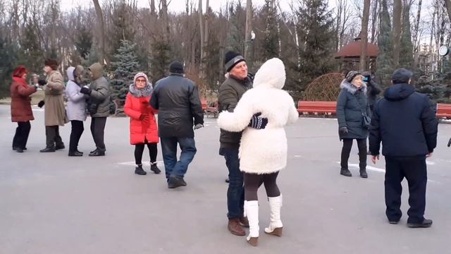ПОДАРИТЕ ЖЕНЩИНАМ ЛЮБОВЬ!???/ТАНЦЫ В ПАРКЕ ГОРЬКОГО ХАРЬКОВ ФЕВРАЛЬ 2021 смотреть онлайн