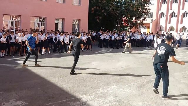 Танцуют все! Учащиеся 20 школы вторая смена и профессиональная школа танцев Exclusive смотреть онлайн