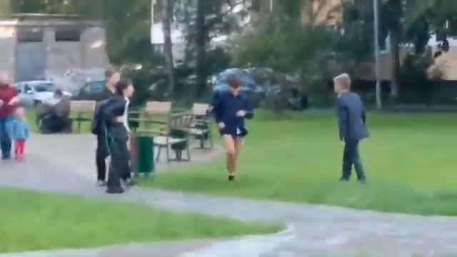 МАЛЬЧИК БЕЗ ШТАНОВ НА ДЕТСКОЙ ПЛОЩАДКИ смотреть онлайн
