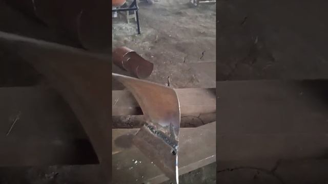 плуг на минитрактор...начало ...лемеха ,отвалы из баллона. смотреть онлайн