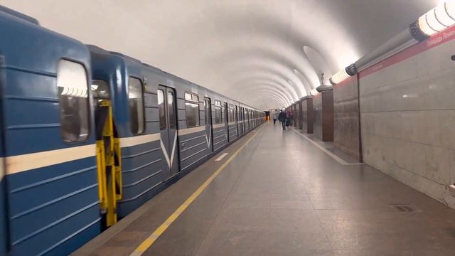 Отправление ЕМА-502 сообщением Проспект Ветеранов-Девяткино от станции Площадь Ленина. смотреть онлайн