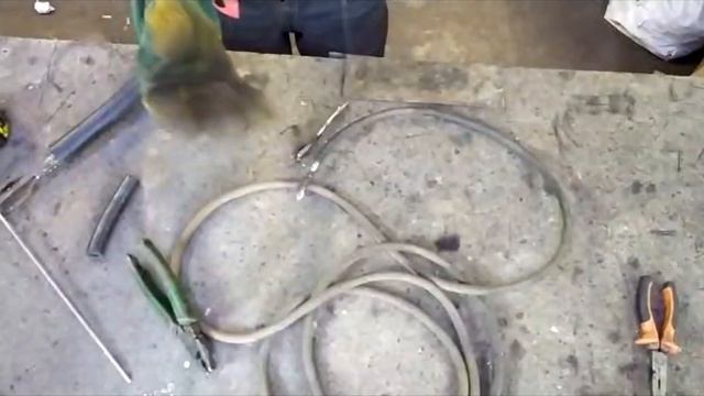 Простое и надежное соединение сварочного кабеля к держаку.Attach the cable to the holder смотреть онлайн