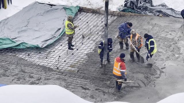 Аренда автобетононасоса. Пример работы автобетононасоса в зимнее время года.