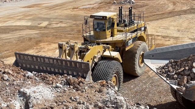 Huge Caterpillar 994 Wheel Loader 215 Tons Loading Caterpillar 777F Dumpers - Samaras Mining Group смотреть онлайн