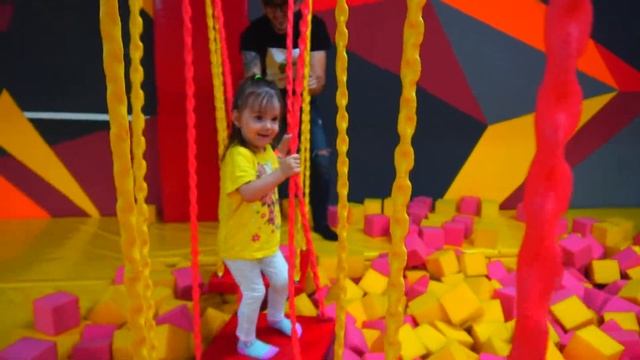 На детской площадке София веселятся! indoor playground смотреть онлайн