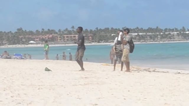 Танец негра на пляже в Punta Cana смотреть онлайн