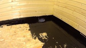 Укладка плитки в санузле каркасного дачного дома / Обналичка дверей