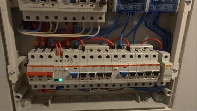 Распределительный щит в квартире с двумя УЗМками. смотреть онлайн