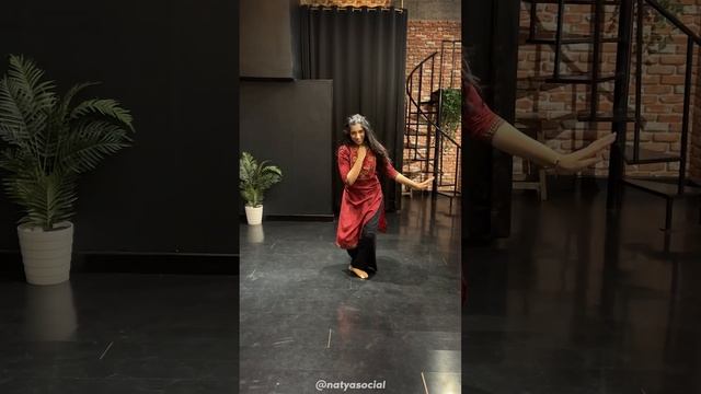 Solo beautifu ldance on Moh Moh Ke Dhaage | Semi-classical dance | Natya Social Choreography смотреть онлайн