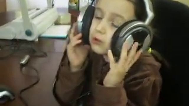 Девочка в наушниках (я ничего не слышу) смотреть онлайн