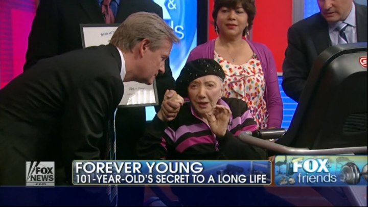 В 101 год Гертруда Хелпен пьет вино и крутит педали смотреть онлайн