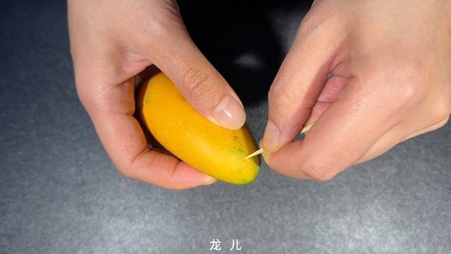 今天才知道，原來芒果剝皮這麼簡單，不髒手不流汁，這方法真厲害【百變小廚坊】#芒果剝皮 #芒果 #剝皮 смотреть онлайн