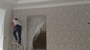 Поклейка обоев в углах с рисунком.