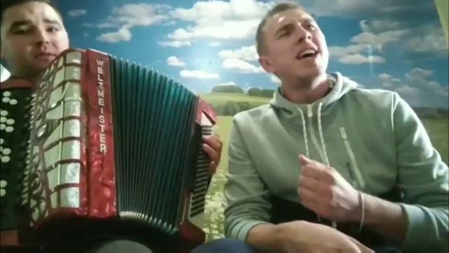 Инсаф Габидуллин җырлый