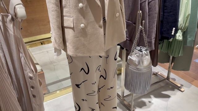 Японские весенние коллекции. Женские аутфиты на весну. Галопом по shopам. Улицы Токио. смотреть онлайн