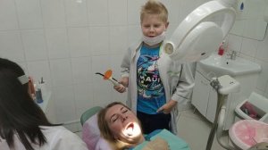 Супер зубной врач даёт мастер-класс подрастающему поколению