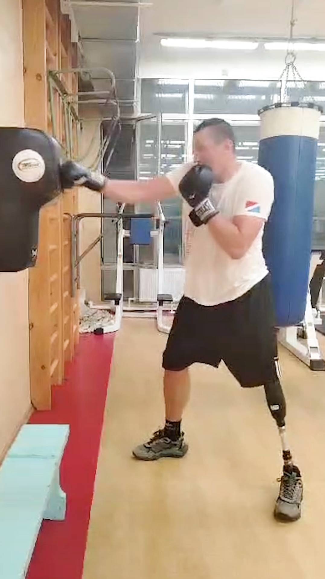 На протезе ноги тренировка по боксу смотреть онлайн