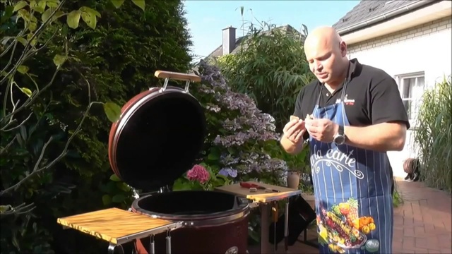 Готовим курицу на пиве на керамическом гриле Monolith Grill Le Chef XL