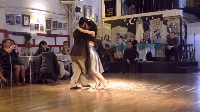 Milonga Criolla (Canaro - Maida) - Silas y Valeria - Stgo. de Chile смотреть онлайн