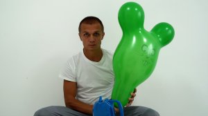 Надуваем большие цветные шарики звери и лопаем шарики. Принесли шарики и стали надувать