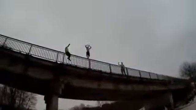 Прыжок с моста в прорубь смотреть онлайн