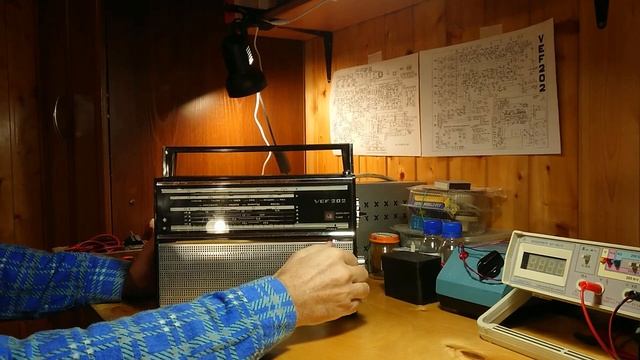 Радиоприемник "VEF-202". Прием на ДВ и СВ в вечернее время смотреть онлайн