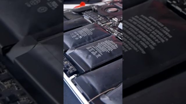 Вздулась батарея MacBook. Никогда не делайте так! смотреть онлайн