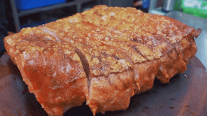 Хрустящая жареная свиная грудинка