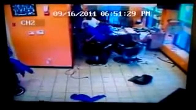Pit Bull Goes on Rampage in Barber Shop смотреть онлайн