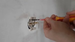 Демонтаж розетки при проведении ремонтных работ.