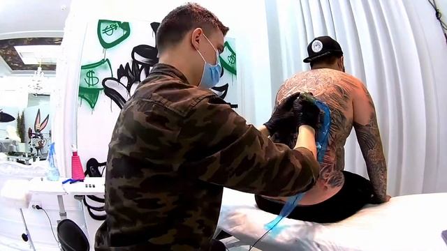 Как вытерпеть год на сеансе татуировки? смотреть онлайн