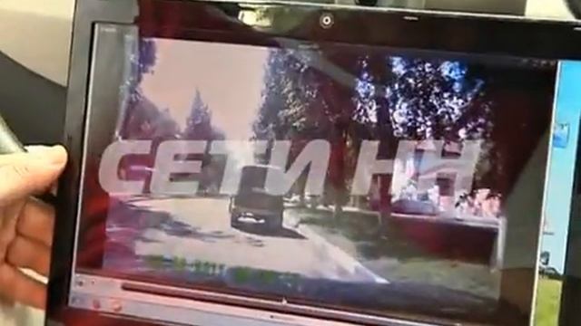 Упавшее из-за халатности коммунальщиков дерево едва не раздавило автомобиль смотреть онлайн