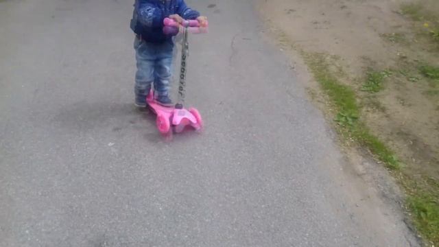 Новый САМОКАТ ЗАГАДКА!!! Учимся ездить на Самокате Маленькая Доченька Настенька смотреть онлайн