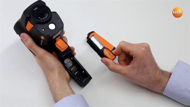 testo870 Thermal Imager: How to Insert the Battery смотреть онлайн