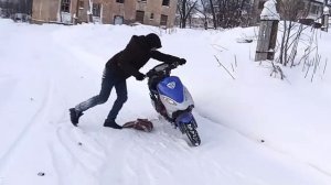 Не стоит кататься зимой на скутере