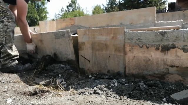 Фундамент под баню готов. Снял опалубку. Объект закончен. смотреть онлайн
