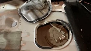 Замена топливного фильтра на Митсубиси Аутлендер 2016.