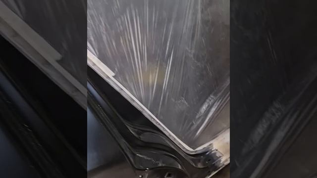 Показываю, как маляр-подготовщик подготавливает заднее крыло к покраске. смотреть онлайн