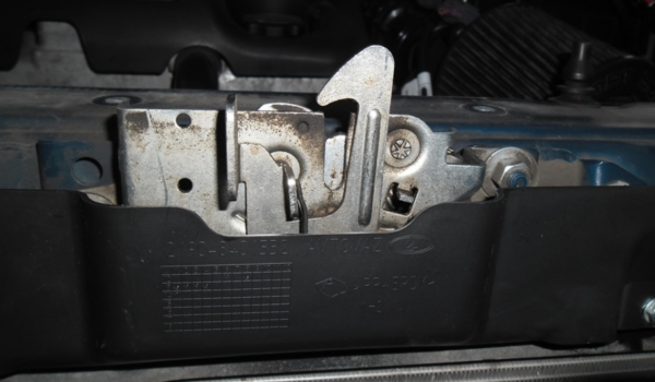 Немного подрегулировал замок капота до регулировки подушек капота Лада Гранта ФЛ