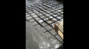 Монолитная плита поверх ленточного фундамента.