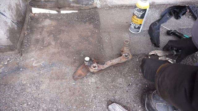 HOW TO - Your Brakes calipers are jammed? Clean Caliper Carriers Slider / Guiding pins !!! смотреть онлайн