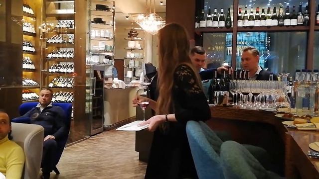Лука Мартини (Luca Martini) о процессе декантации смотреть онлайн