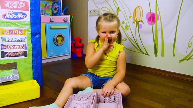 Кира и игра в сладости и шоколад. Vending Machine kids toy story смотреть онлайн