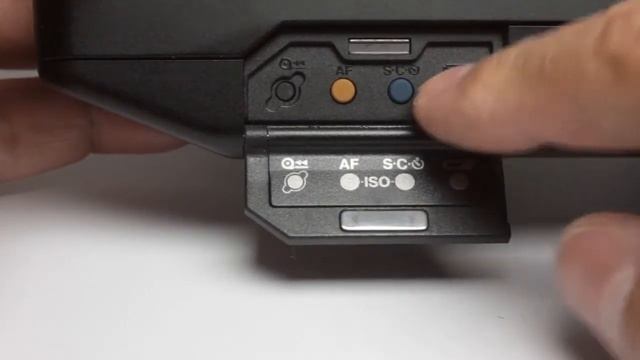 Load, Check and Replace Battery in Canon EOS 650 Film Camera смотреть онлайн